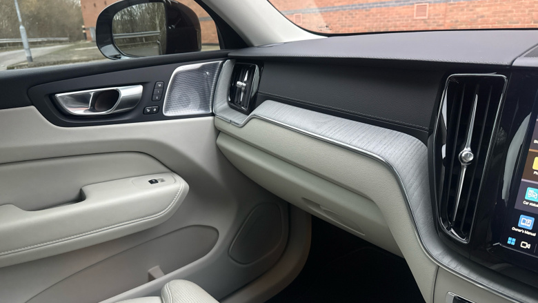 Volvo XC60 2.0 B5P Ultimate Dark 5dr AWD Geartronic Petrol Estate